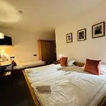 מלון Nest
